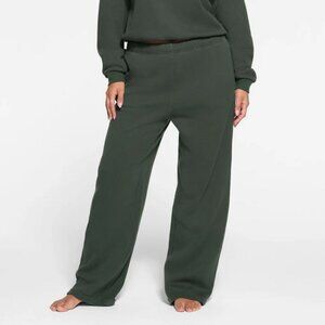 SKIMS Cotton Fleece CLASSIC STRAIGHT LEG PANT in Spruce Size S NWT $72